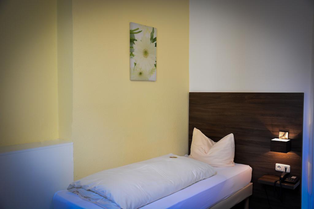 Hotel Am Landeshaus Wiesbaden Room photo